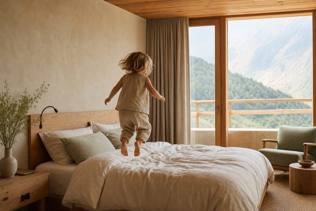 Camera d'albergo di design con luce naturale e arredi in legno chiaro