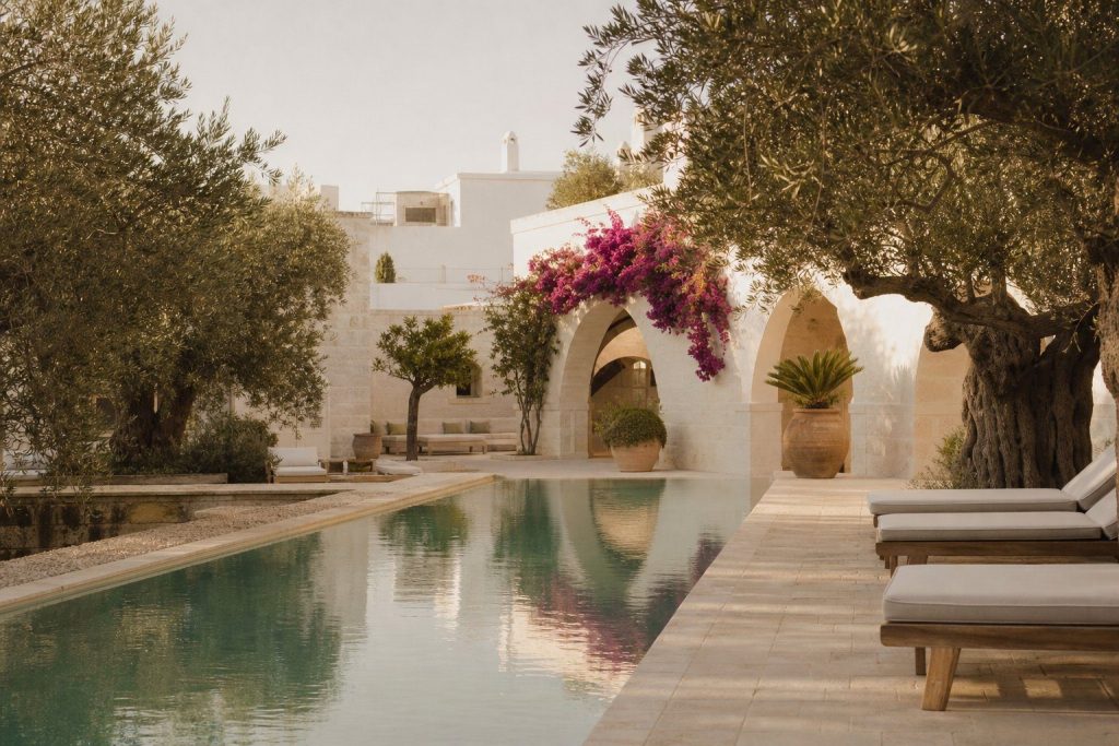 Piscina tra gli ulivi e architetture bianche in stile masseria pugliese