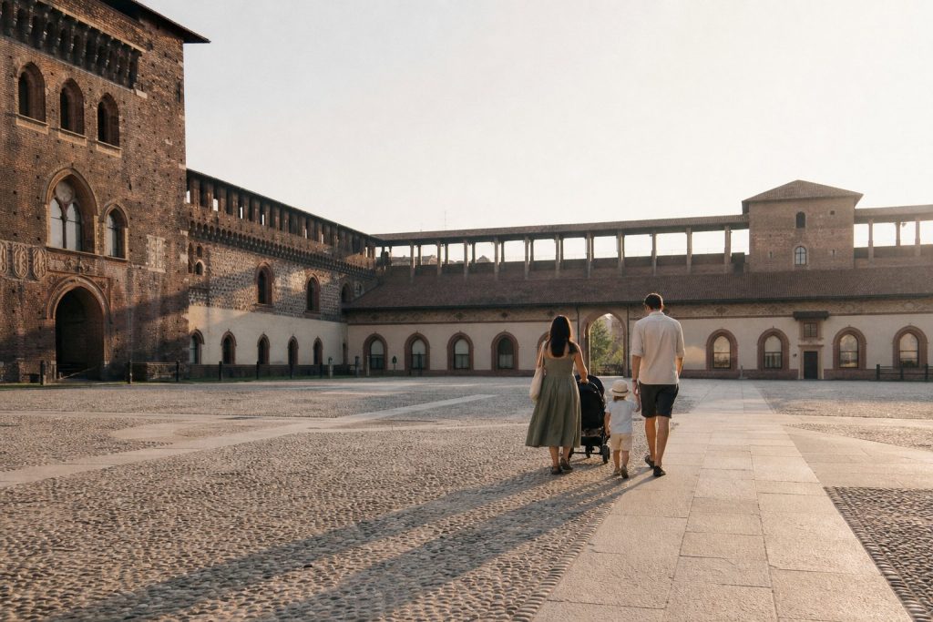 Famiglia attraversa il cortile del Castello Sforzesco al mattino